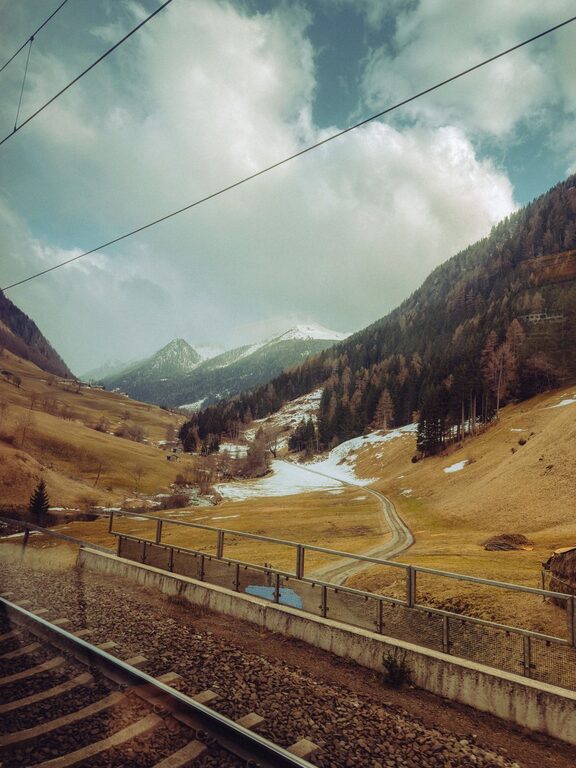 Rutas de tren con paisajes sorprendentes para viajar sin prisas